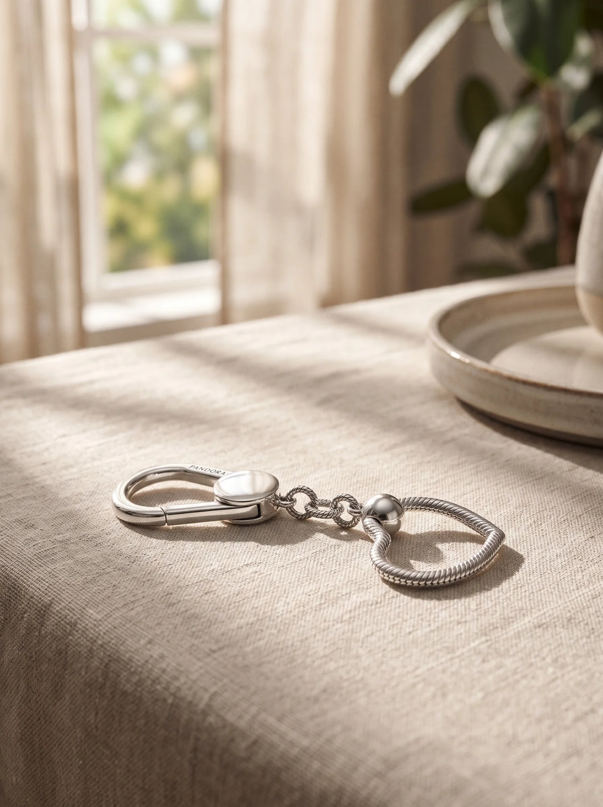 Pandora Moments Small Heart Bag Charm Holder - Modifying_image_background_with_…_2K_20261021182333.webp