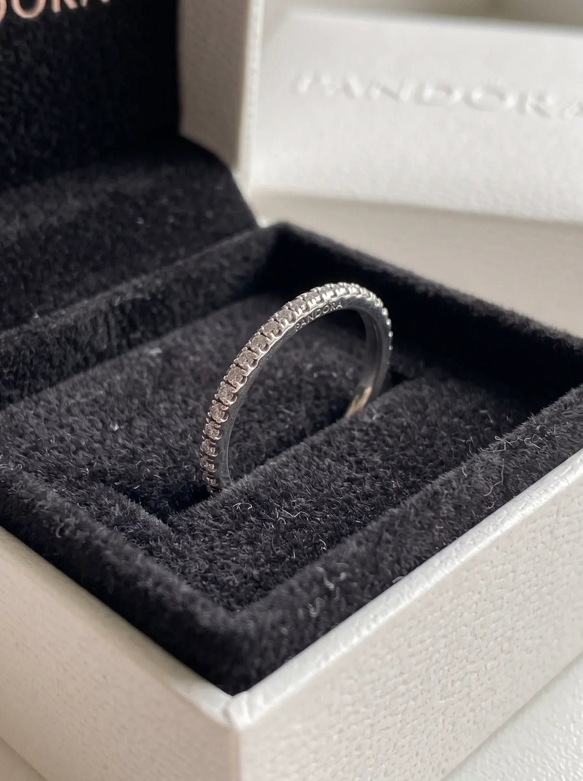 Pandora Sparkling Band Ring - Ring_macro_photography_instruction_2K_20261016202756.webp