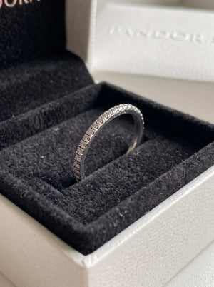 Pandora Sparkling Band Ring - Ring_macro_photography_instruction_2K_20261016202756.webp
