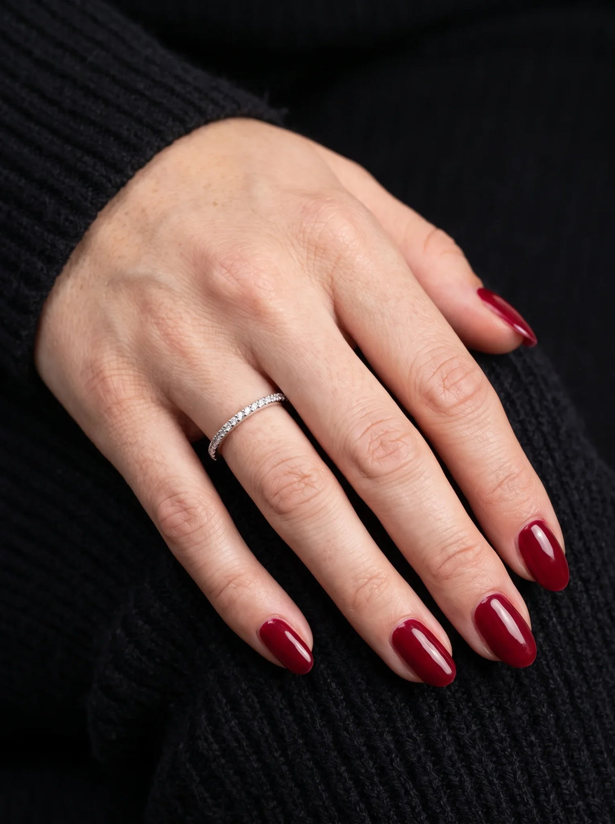 Pandora Sparkling Band Ring - Woman_wearing_luxury_ring_2K_20261016202538.webp